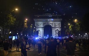 PSG şampiyon oldu, Paris yandı! Fransız bakandan tepki çeken 'barbar' paylaşımı...