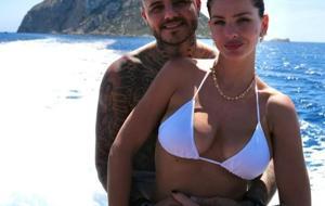 Mauro Icardi ile China Suárez’in Ibiza’da romantik kaçamağı! Sevgilisini öpücüklerle şımarttı