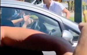 🚨 Trafikte Ünlü Oyuncu İlker Aksum Çıldırdı! Eşi Zor Tuttu, Ağza Alınmayacak Küfürler Havada Uçuştu!