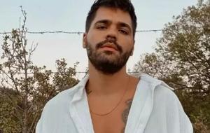 Emir Can İğrek'in Cesur Sahne Kıyafeti Sosyal Medyayı Salladı!