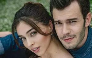 Cemre Baysel'in Güneş’i Yakalıyorum Pozu Sosyal Medyayı Salladı! Aytaç Şaşmaz'dan Dikkat Çeken Gönderme