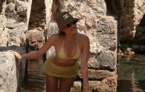 Simay Barlas’tan Cesur Tatil Paylaşımları! Sarı Bikinisiyle Göz Doldurdu, İddialı Pozlarına Beğeni Yağdı