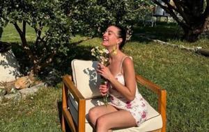 Melis Sezen’den Bayram Sürprizi! Çiçek Desenli Mini Elbisesiyle Sosyal Medyayı Salladı