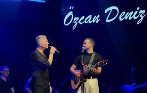 Özcan Deniz, Sahnesinde Sürpriz İsimle Şarkı Söyledi! Yeni İmajı İle Dikkatleri Üzerine Topladı
