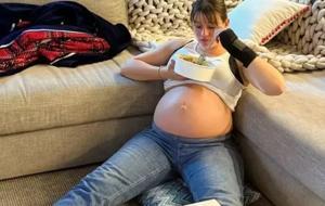 Gizem Karaca’dan Yeni Hamilelik Pozları! “Annen Sen Doğmaya Yakın Böyle Delirdi”