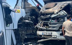 Sakarya'da feci kaza! TIR'lar alev aldı: Can kaybı var