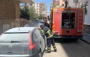 Yanan otomobile akıl almaz müdahale! O anlar kameraya yansıdı