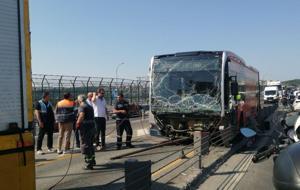 Haliç'te metrobüs kazası: Çok sayıda ekip bölgeye sevk edildi