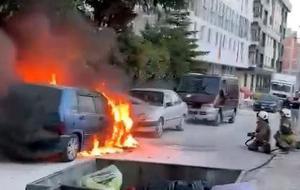 Park halindeki otomobil alev alev yandı