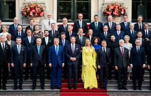 NATO Zirvesi’nde dikkat çeken o kare: Fotoğrafta 5 kadın daha var ama o hepsini gölgede bıraktı!