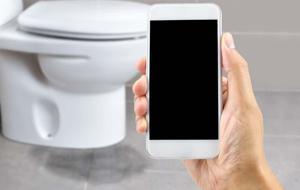 Cep Telefonuyla Tuvalete Girenler Aman Dikkat! Öyle Bir Tehlikesi Ortaya Çıktı ki... Mide, Bağırsak, Akciğer... Verdiği Hasarı Duyunca Çok Şaşıracaksınız