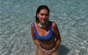 Bergüzar Korel'den İddialı Tatil Pozları! Mavi Bikinisiyle Göz Doldurdu