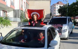 3 madalyayla memleketine dönen Begüm Sezin Dikici, davul zurnayla karşılandı