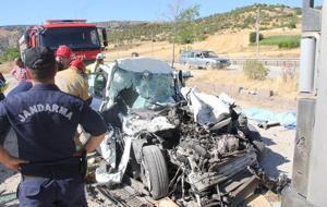 SON DAKİKA... Manisa'da feci kaza! Otomobil, TIR ile çarpıştı: 4 can kaybı