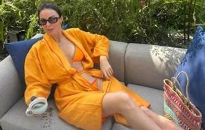 Defne Samyeli’nin Turuncu Bikinisiyle Çekilen Tatil Paylaşımı Olay Oldu! Kim Der ki 2 Çocuk Annesi?
