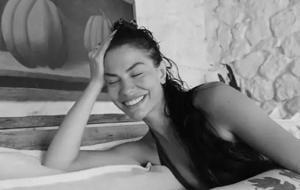 Demet Özdemir’den Siyah Beyaz Pozlarla Gündemde: Oldukça Renkli