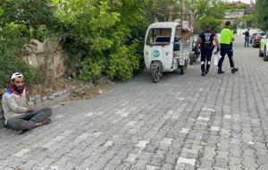 Denetimden kaçarken yakalandı, namaza durdu!