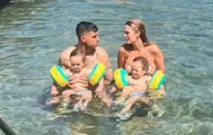 Aile Boyu Tatil! Yasemin Şefkatli Ve İdo Tatlıses İkizleriyle Tatilin Tadını Çıkardı