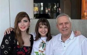 Gonca Yıldırım, Eşi Aziz Yıldırım ve Kızı Yaz ile Aile Fotoğrafını Paylaştı