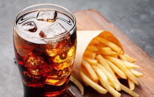 TikTok'ta Gündem Oldu! Migrenin Şifası Kola ve Patates Kızartmasında mı? Uzmanlar Ne Diyor?