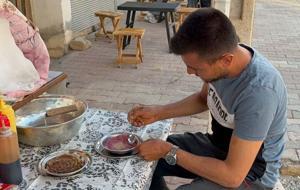 Dağdan kar getirip tatlandırdı, tabağını 50 TL'den satmaya başladı