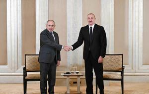 Kritik zirveden ilk görüntüler: Aliyev ve Paşinyan, Abu Dabi'de bir araya geldi