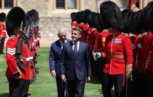 İngiltere’yi Karıştıran Görüntüler! Tepki Yağdı: Macron’dan Windsor’da ‘Napolyon’ Yürüyüşü...