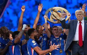 Konferans Ligi şampiyonu Chelsea, Şampiyonlar Ligi'ni kazanan PSG'yi devirdi! Madalyaları Trump taktı...
