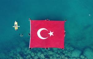 Dev Türk bayrağı 15 Temmuz anısına denizde dalgalandı