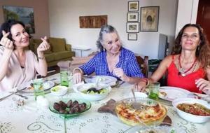 Tiraje Başaran Evinin Kapılarını Açtı! Salonun Ortasında Dev Küpler ve Sanat Dolu Bir Ev