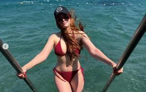 Mine Tugay'dan İddialı Bikinili Pozlar: Sanal Medyayı Salladı!