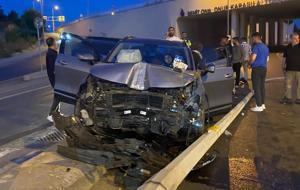 Arnavutköy’de otomobil elektrik direğine çarptı: 1’i çocuk 2 yaralı