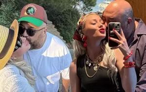 Somer Sivrioğlu ve Genç Aşkı Tilbe Uslu'dan Romantik Karpuzlu Poz