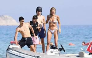 Çağla Şıkel’in Çeşme Tatilinde Jetsurf Macerası: Düşse de Pes Etmedi!