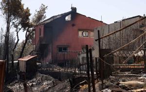 Atina yakınlarında çıkan yangında birçok ev hasar gördü