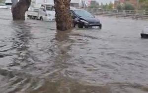 Denizli'de şiddetli sağanak! Onlarca araç ve vatandaş göle dönen alt geçitte mahsur kaldı