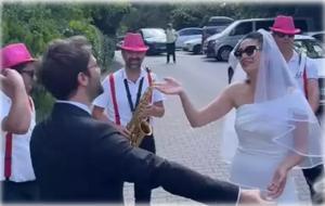 Sitare Akbaş ve Cengiz Orhonlu'nun düğününden ilk kareler! Sade gelinliği dikkat çekti