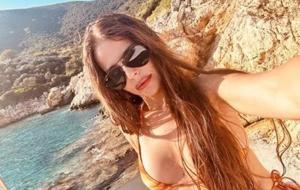 Simge Sağın Bikinili Pozlarıyla Hayranlarını Adeta Büyüledi