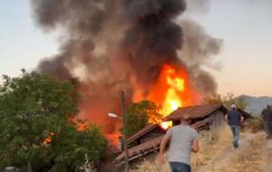 Balıkesir'de ambarda başlayan yangın yayıldı: 15 ev küle döndü