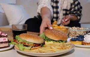 ŞEKER VE YAĞ DEPOSU ÇIKTI! Bir Hamburger Menüde 20 Küp Şeker ve Bir Su Bardağına Yakın Yağ Bulunduğunu Biliyor musunuz?