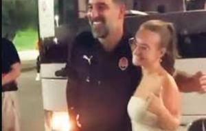 Arda Turan'dan Şaşırtıcı Hareket: Temassız Sarılma Pozu