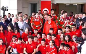 12 Dev Adam yurda döndü! Ergin Ataman, Bakan Bak ve Hidayet Türkoğlu'ndan açıklamalar!