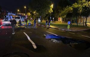 İstanbul'da sağanak: Vatan Caddesi'nde yol çöktü!