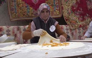 Kızılinler'de yapılan bal kabaklı gözleme ilginç lezzeti ile dikkat çekiyor