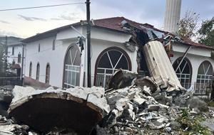 Şiddetli fırtına minareyi yıktı: Cemaat faciadan kıl payı kurtuldu