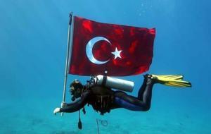 Fethiye’de su altında Cumhuriyet kutlaması