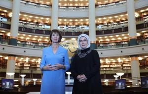 Emine Erdoğan, Almanya Başbakanı Merz'in eşiyle Millet Kütüphanesi'ni ziyaret etti