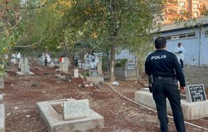 Mezarlık ziyaretine gitti, korkunç manzarayla karşılaştı! Köpekler parçalamasın diye toprağa gömdü