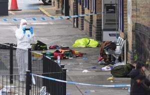 İngiltere'de bıçaklı saldırı: Tren kan gölüne döndü! Yolcular dehşet anlarını anlattı: Cadılar Bayramı şakası sanmışlar...