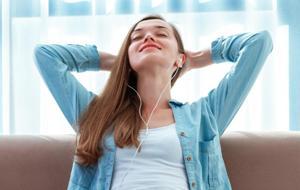 Bilim İnsanlarından Çarpıcı Araştırma: Müzik Dinlemek Beyni Yeniliyor, Demans Riskini Azaltıyor!